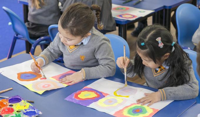 Cayetana and Dora paint Kandinsky's circles